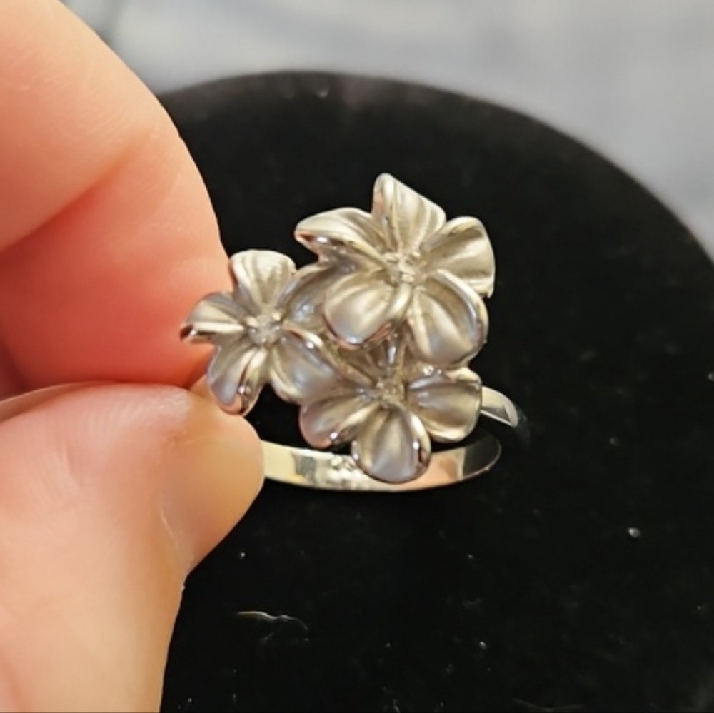 1/$5 or 3/$10 NWT RSC Cubic Zirccnia Tripple Flower Silver Tone Ring (Sz:9)